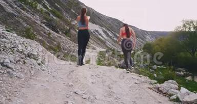 在大山旁的夏日里，两位<strong>身材完美</strong>的女士在屋顶上奔跑